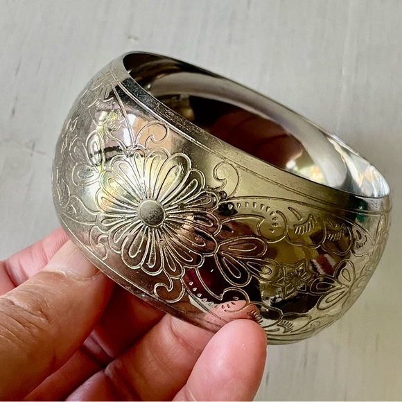 Silver tone lot of 2 bangle bracelets, floral chunky bangle & fish island bangle - Picture 4 of 8